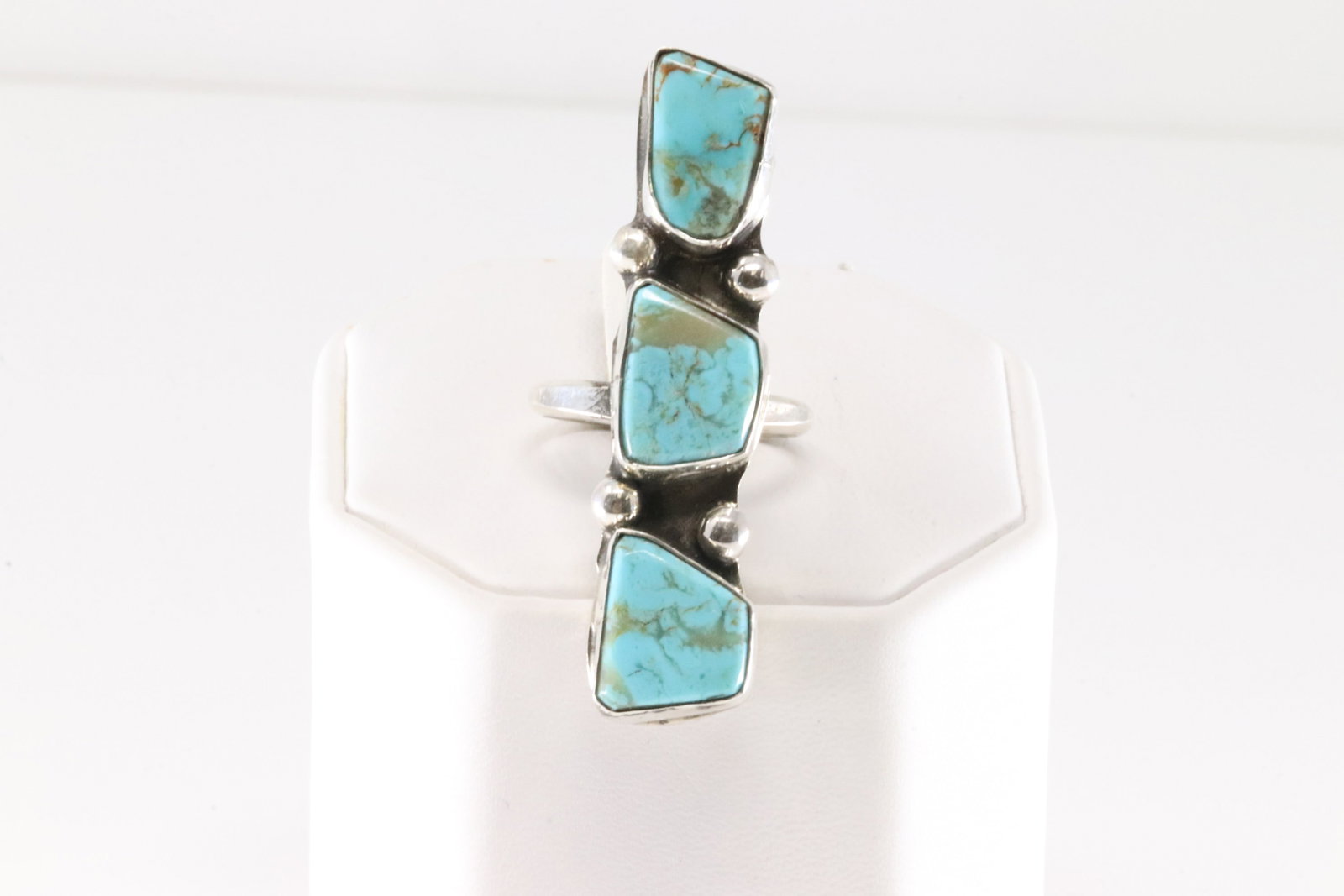 Native America Zunin Sterling Silver Kingman Turquoise Ring By Jude Candelaria.: This is a Native America Zunin Sterling Silver Kingman Turquoise Ring By Jude Candelaria. Ring size: 8.50.