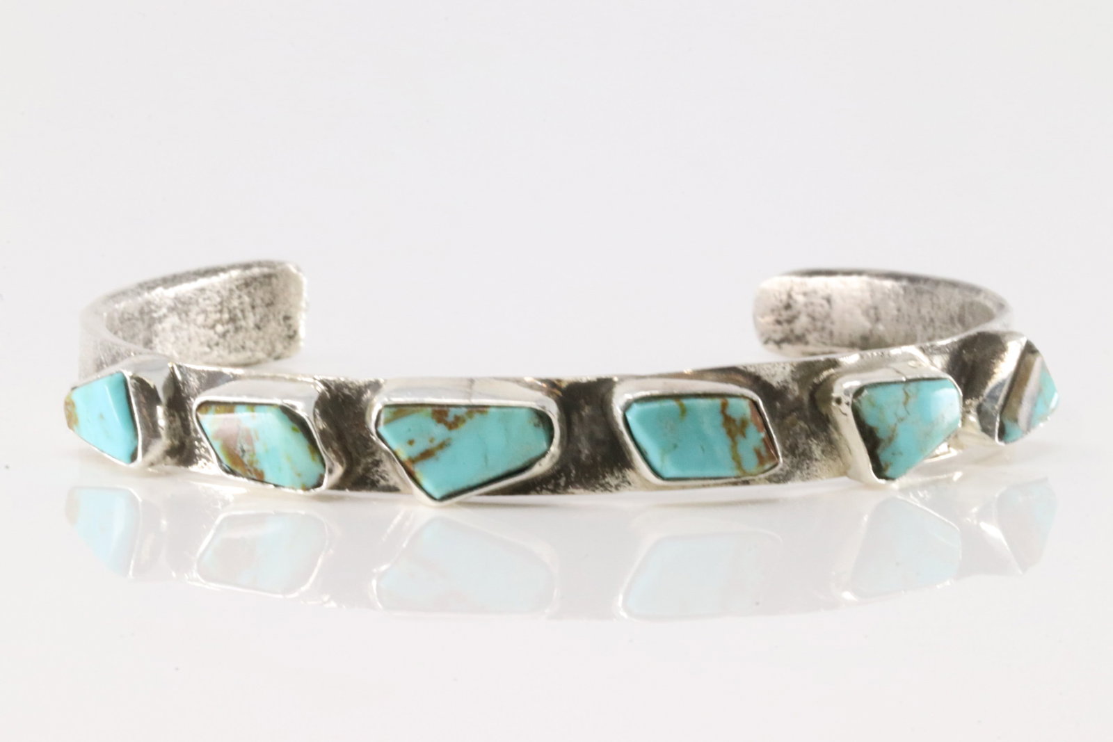 Native America Zuni Sterling Silver Kingman Turquoise Bracelet Cuff By Jude Candelaria.: This is a Native America Zuni Sterling Silver Kingman Turquoise Bracelet Cuff By Jude Candelaria.