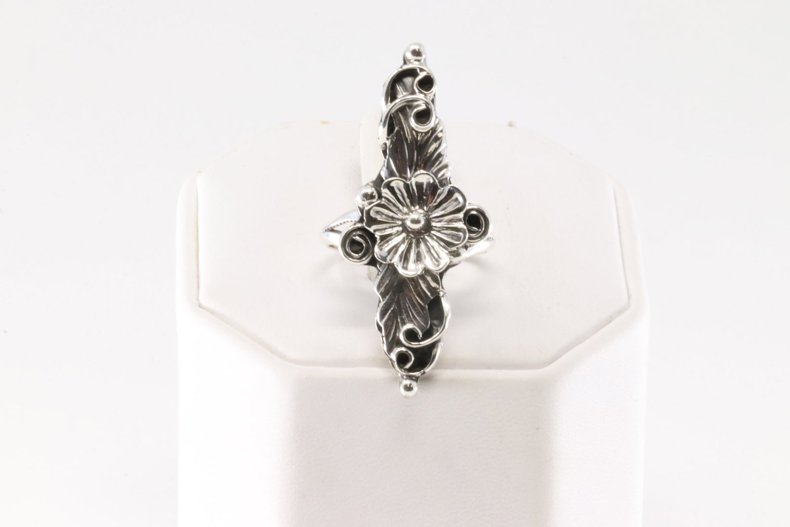 Native America Navajo Sterling Silver Floral Ring By Harry B Yazzie.: This is a Native America Navajo Sterling Silver Floral Ring By Harry B Yazzie. Ring size: 8.00.