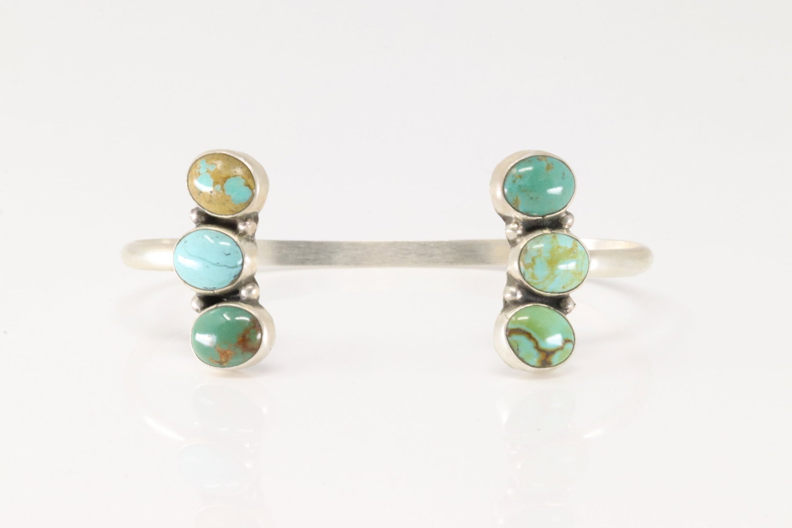 Native America Navajo Sterling Silver Kingman Turquoise Bracelet Cuff By Geraldine James.: This is a Native America Navajo Sterling Silver Kingman Turquoise Bracelet Cuff By Geraldine James.
