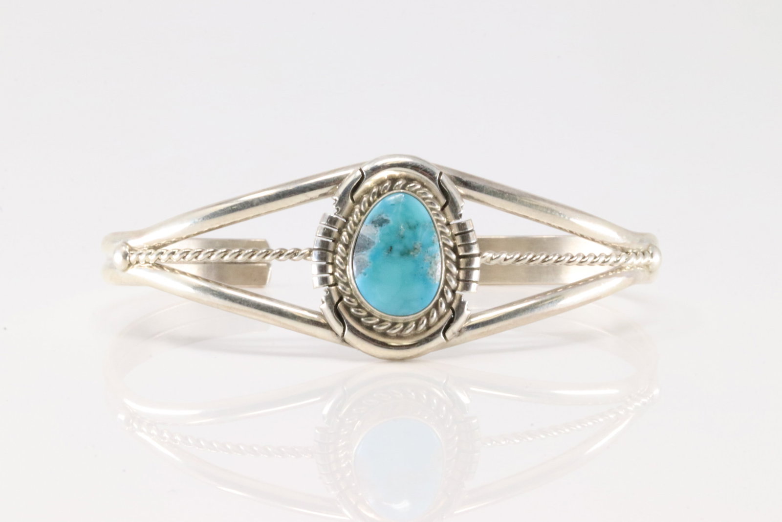 Native America Navajo Sterling Silver Kingman Turquoise Bracelet Cuff By David Skeets.: This is a Native America Navajo Sterling Silver Kingman Turquoise Bracelet Cuff By David Skeets.