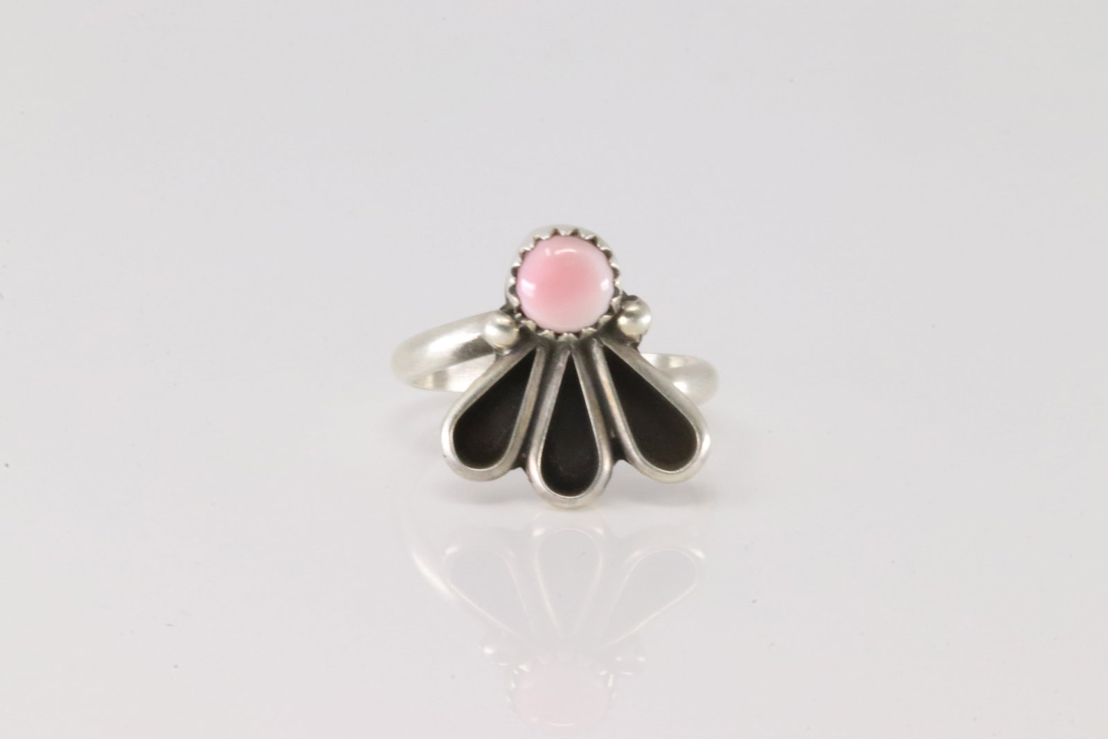 Native America Navajo Sterling Silver Pink Conch Shell Ring By Geraldine James.: This is a Native America Navajo Sterling Silver Pink Conch Shell Ring By Geraldine James. Ring size: 7.50.