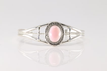 Native America Navajo Sterling Silver Pink Conch Shell Bracelet Cuff By Rene Yazzie.