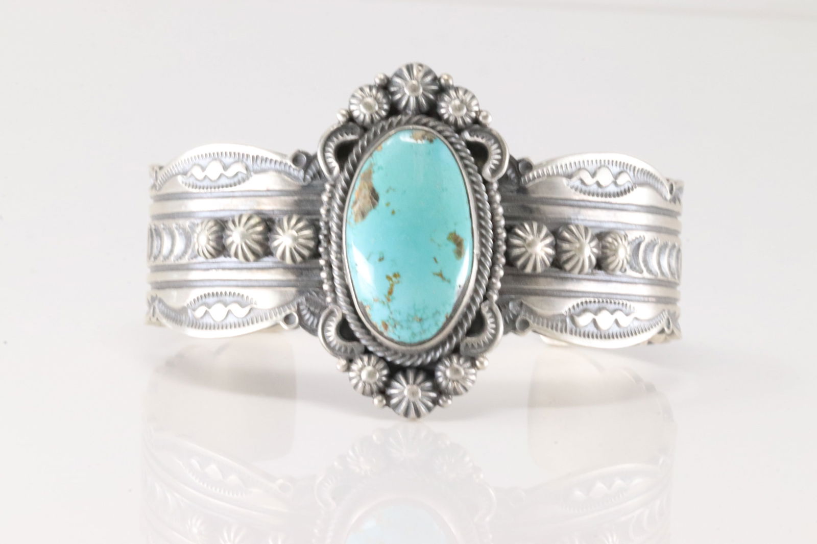 Native America Navajo Sterling Silver Kingman Turquoise Bracelet Cuff By Benie Ramon.: This is a Native America Navajo Sterling Silver Kingman Turquoise Bracelet Cuff By Benie Ramon. Total weight: 66.10 Grams.