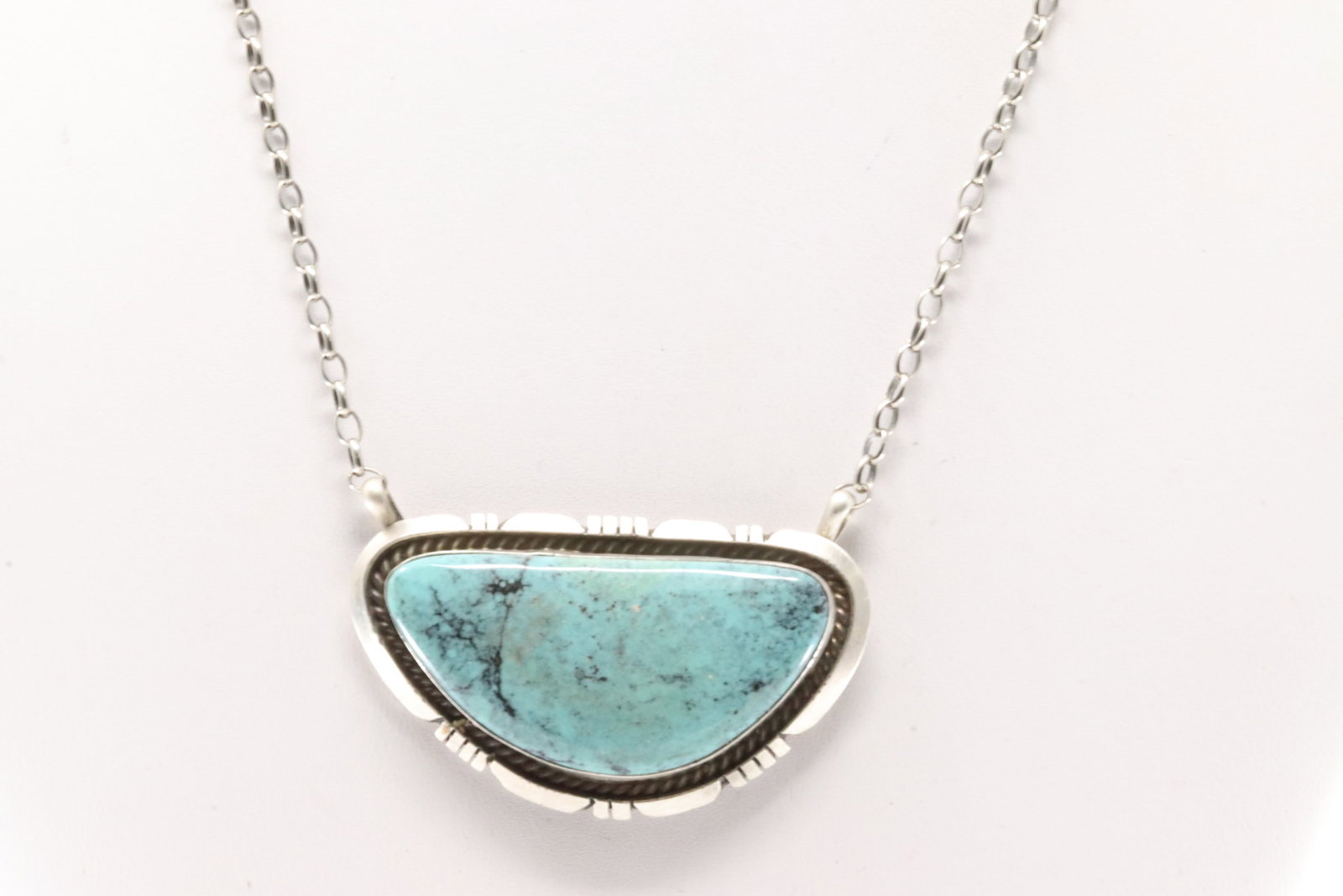 Native America Navajo Sterling Silver Kingman Turquoise Necklace By Alfred Martinez.: This is a Native America Navajo Sterling Silver Kingman Turquoise Necklace By Alfred Martinez. Necklace length: 18.00"