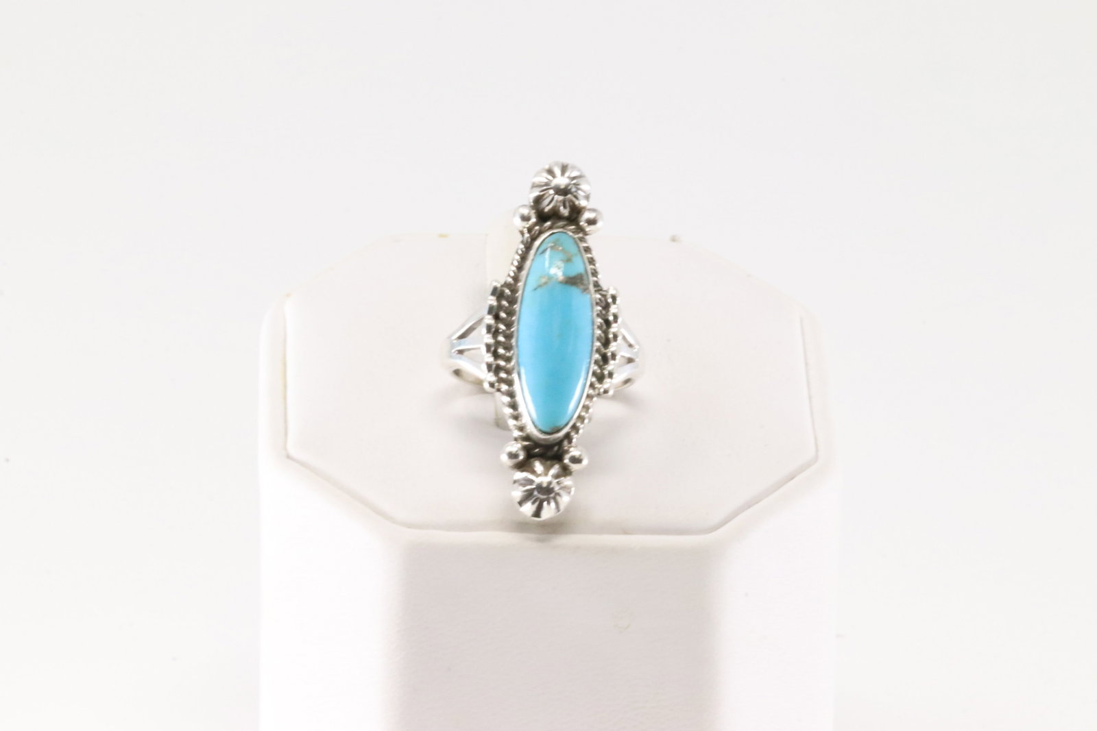 Native America Navajo Sterling Silver Turquoise Ring By Daniel Benally.: This is a Native America Navajo Sterling Silver Turquoise Ring By Daniel Benally. Ring size: 6.00.