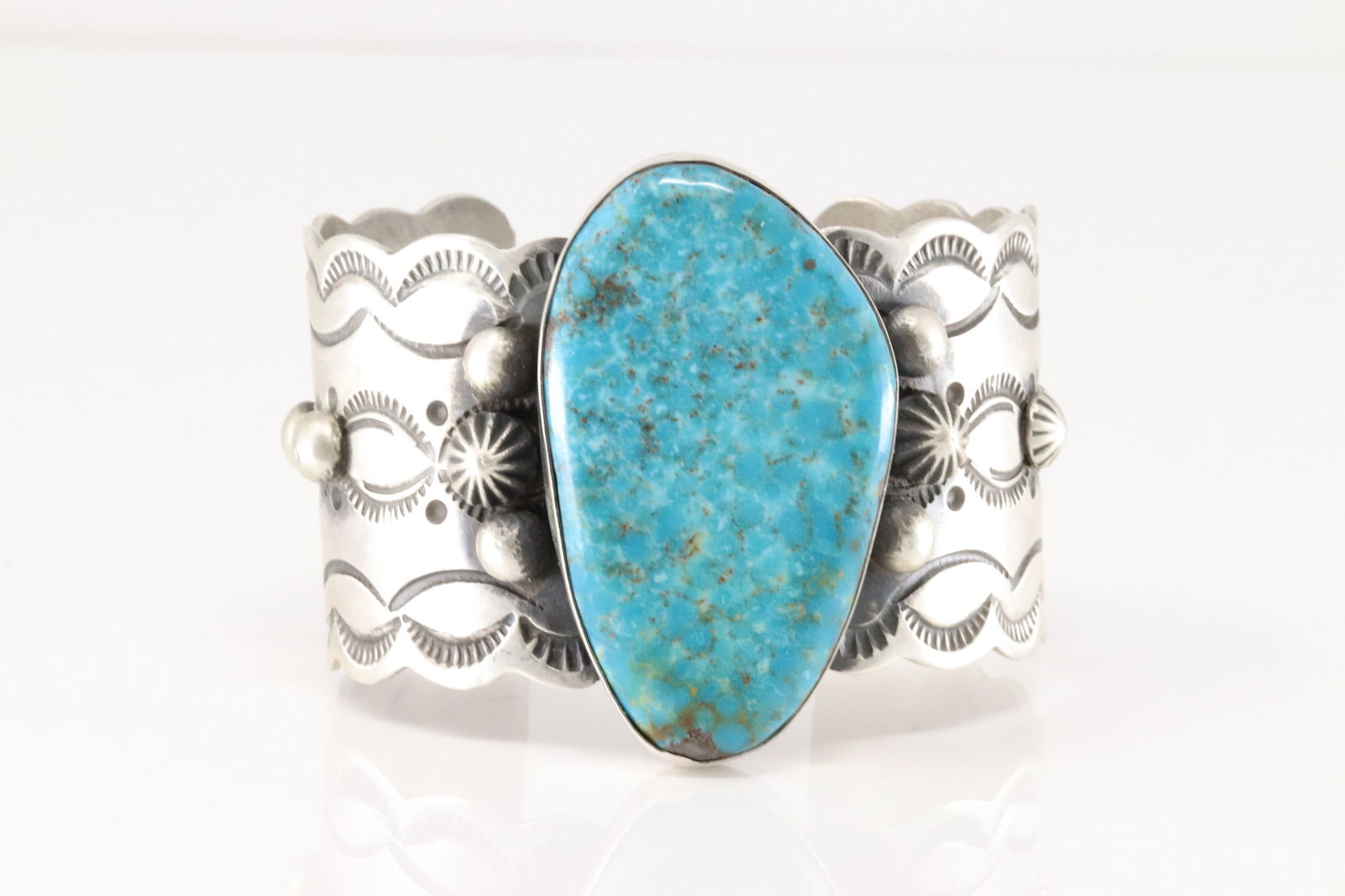 Native America Navajo Sterling Silver Kingman Turquoise Bracelet Cuff By Chimney Butte.: This is a Native America Navajo Sterling Silver Kingman Turquoise Bracelet Cuff By Chimney Butte. Total weight: 113.20 Grams.