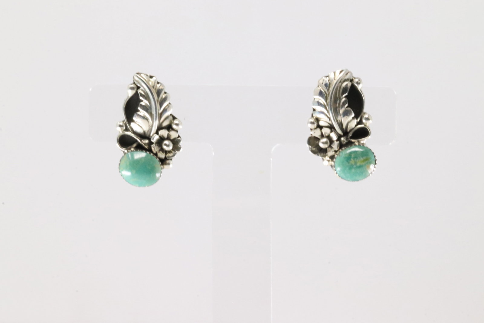 Native America Navajo Sterling Silver Turquoise Post Leaf Earring's By Gilbert Smith.: This is a Native America Navajo Sterling Silver Turquoise Post Leaf Earring's By Gilbert Smith.
