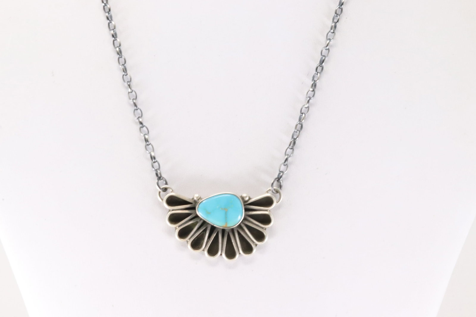 Native America Navajo Sterling Silver Kingman Turquoise Necklace By Geraldine James.: This is a Native America Navajo Sterling Silver Kingman Turquoise Necklace By Geraldine James. Necklace length: 16.00"