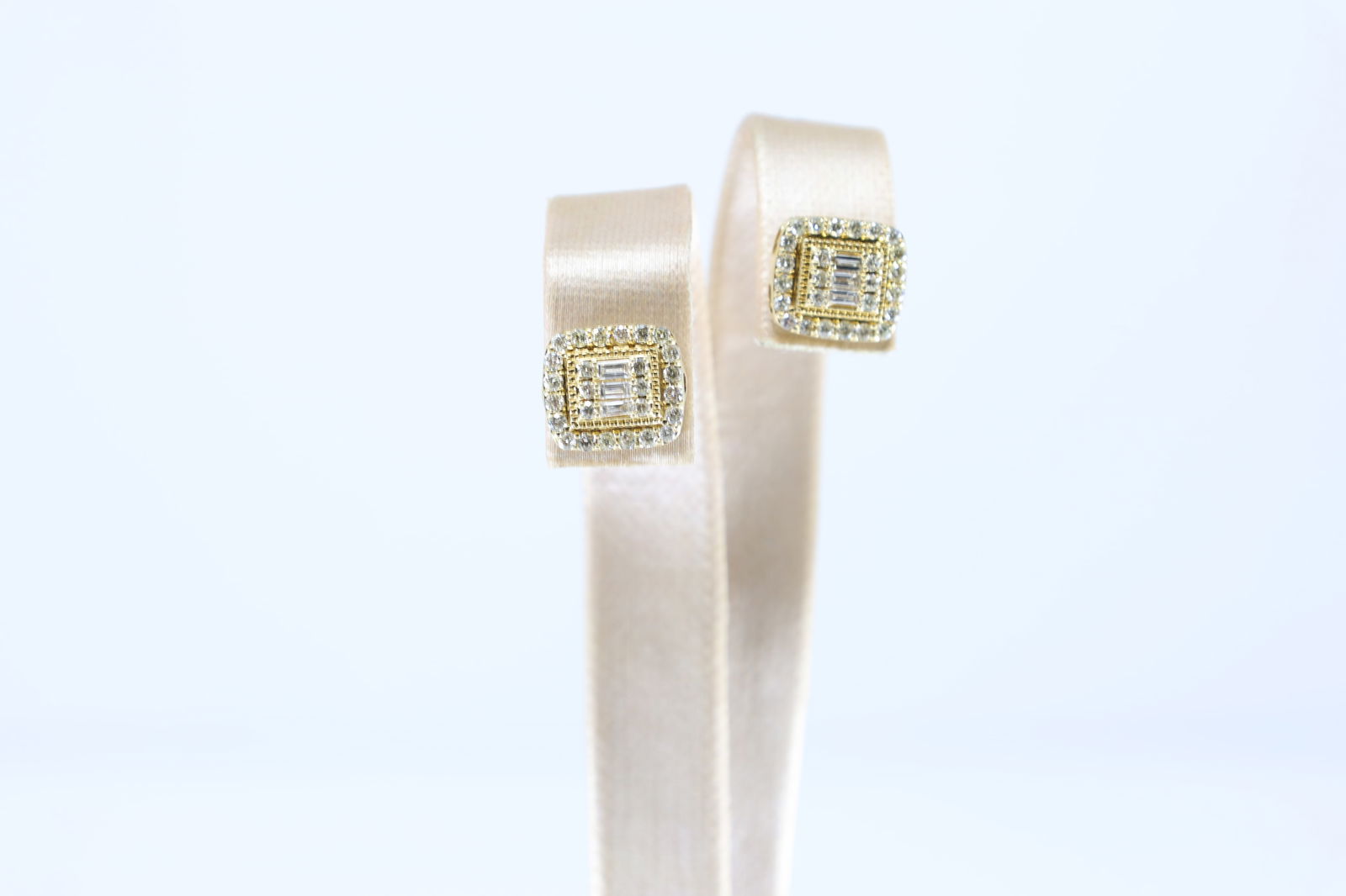 Y/G Diamond Stud Earring (1 of 4)