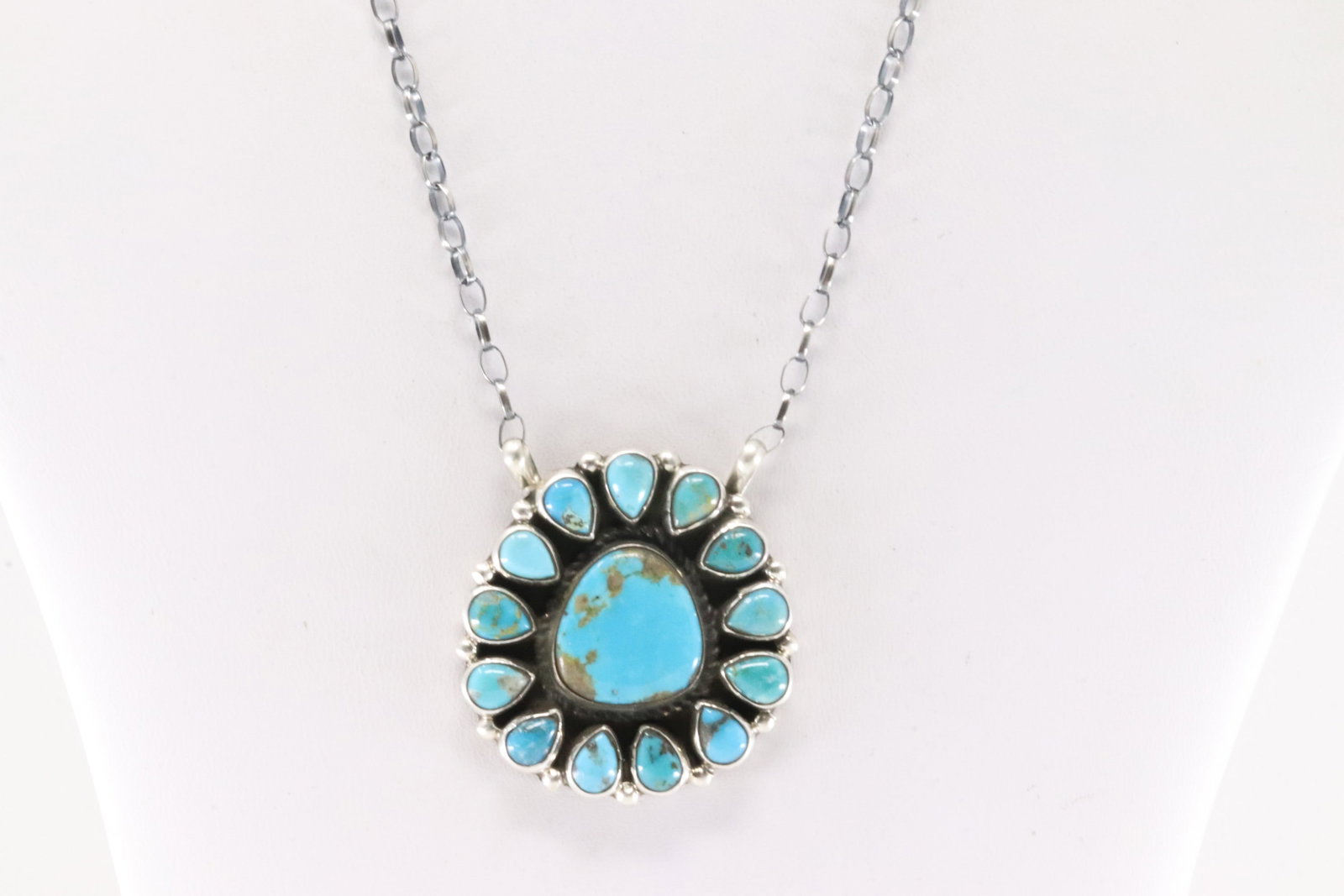 Native America Navajo Sterling Silver Kingman Turquoise Necklace By Geraldine James.: This is a Native America Navajo Sterling Silver Kingman Turquoise Necklace By Geraldine James. Necklace length: 18.00"