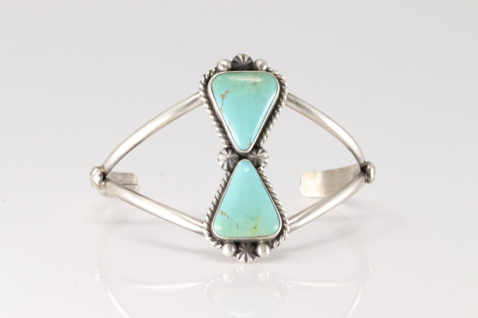 Native America Navajo Sterling Silver Kingman Turquoise Bracelet Cuff By Alfred Martinez.: This is a Native America Navajo Sterling Silver Kingman Turquoise Bracelet Cuff By Alfred Martinez.