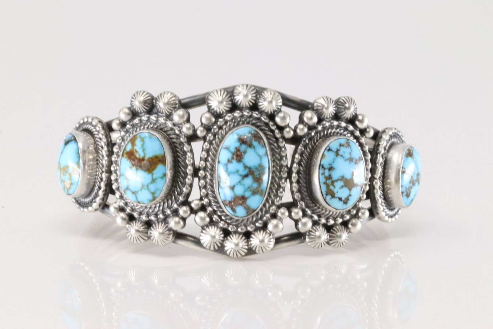 Native America Navajo Sterling Silver Kingman Turquoise Bracelet Cuff By Tom Lewis.: This is a Native America Navajo Sterling Silver Kingman Turquoise Bracelet Cuff By Tom Lewis. Total weight: 69.20 Grams.