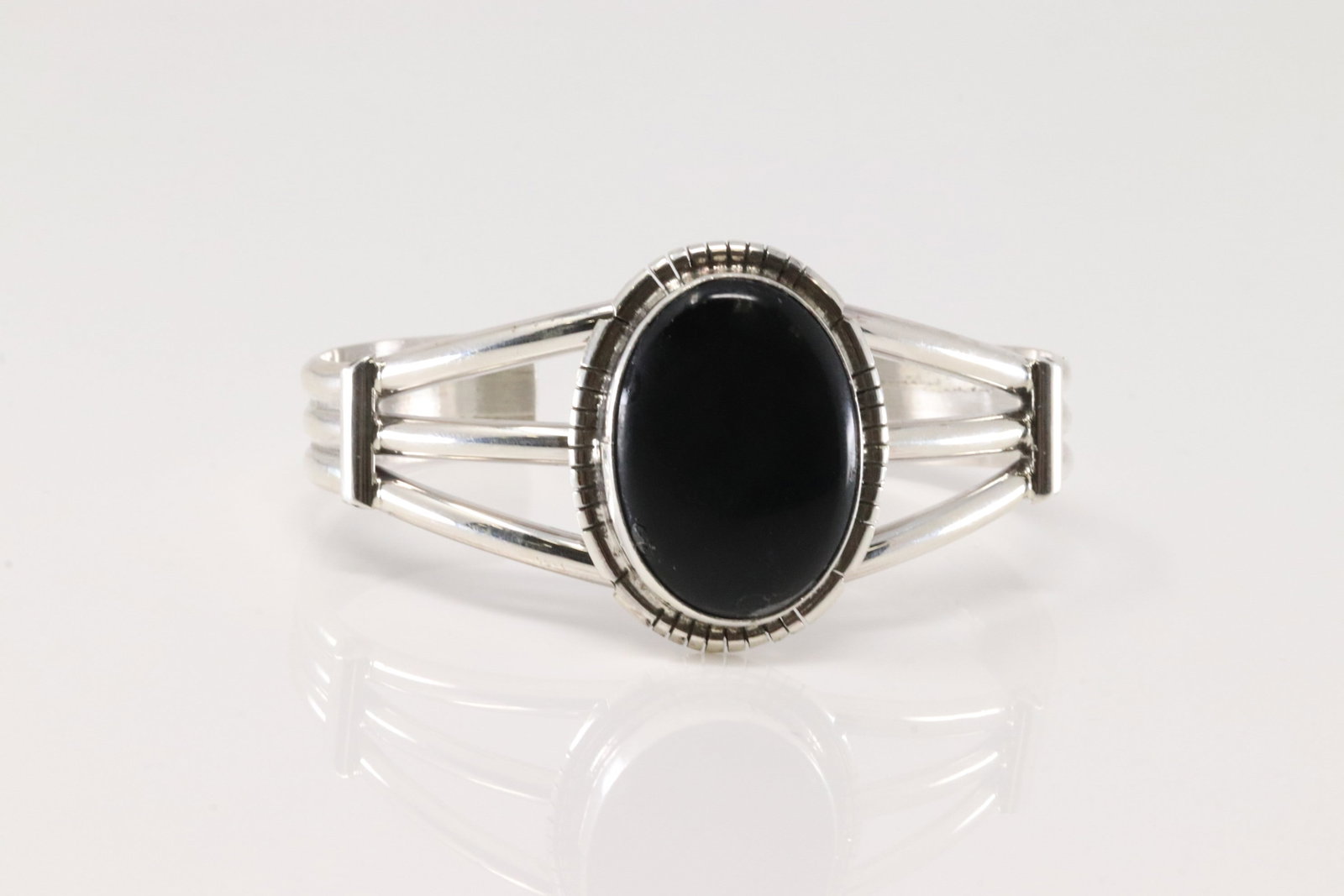 Native America Navajo Sterling Silver Black Onyx Bracelet Cuff By S.E.: This is a Native America Navajo Sterling Silver Black Onyx Bracelet Cuff By S.E.