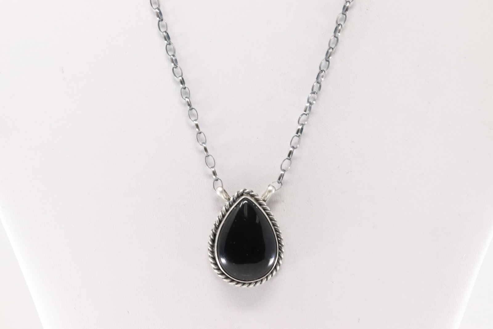 Native America Navajo Sterling Silver Black Onyx Necklace By Eugene Belone.: This is a Native America Navajo Sterling Silver Black Onyx Necklace By Eugene Belone. Necklace length: 16.00"