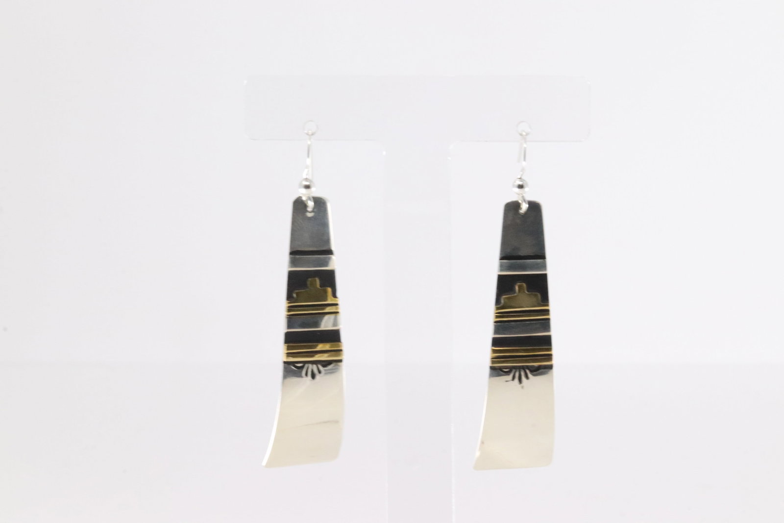 Native America Navajo Sterling Silver Design Dangling Earring's By T&R Singer.: This is a Native America Navajo Sterling Silver Design Dangling Earring's By T&R Singer.