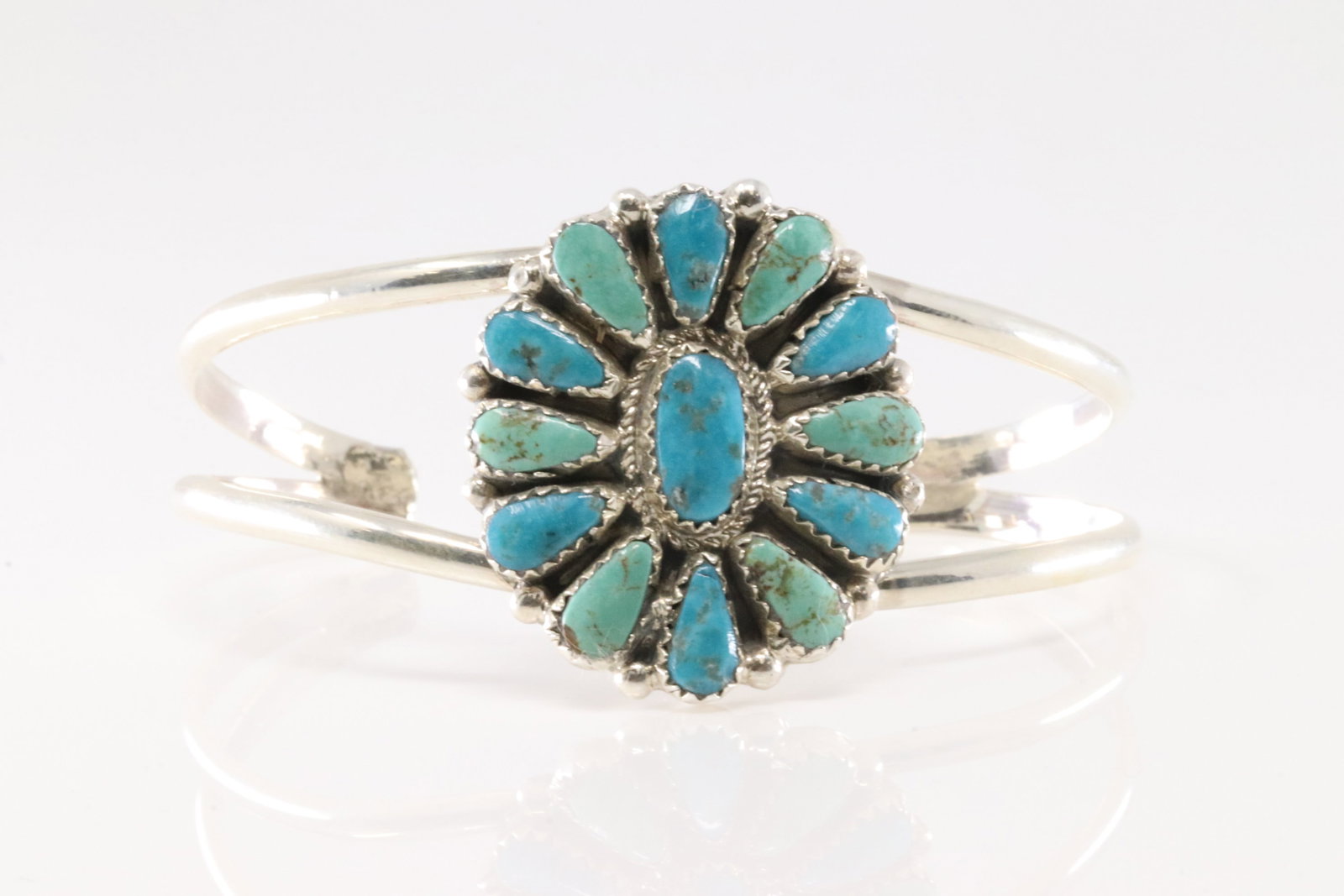 Native America Navajo Sterling Silver Kingman Turquoise Bracelet Cuff By Alicia Wilson.: This is a Native America Navajo Sterling Silver Kingman Turquoise Bracelet Cuff By Alicia Wilson.