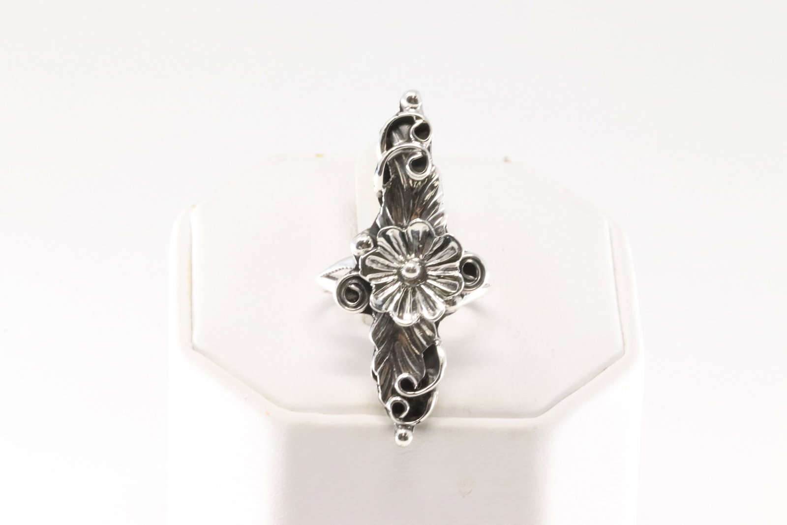 Native America Navajo Sterling Silver Solid Floral Ring By Harry B. Yazzie.: This is a Native America Navajo Sterling Silver Solid Floral Ring By Harry B. Yazzie. Ring size: 8.00.