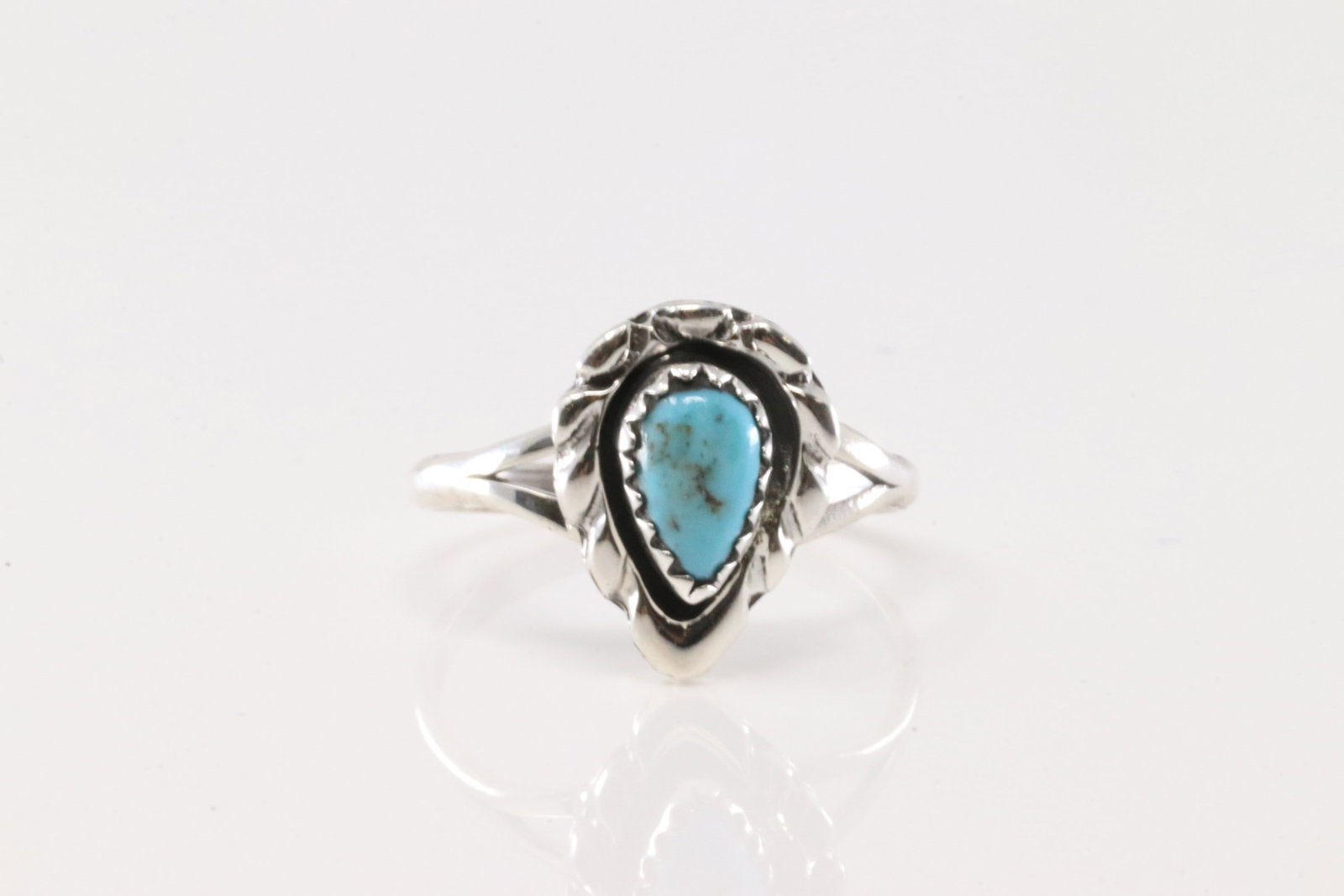 Native America Navajo Sterling Silver Turquoise Ring By Harris Largo.: This is a Native America Navajo Sterling Silver Turquoise Ring By Harris Largo. Ring size: 8.00.