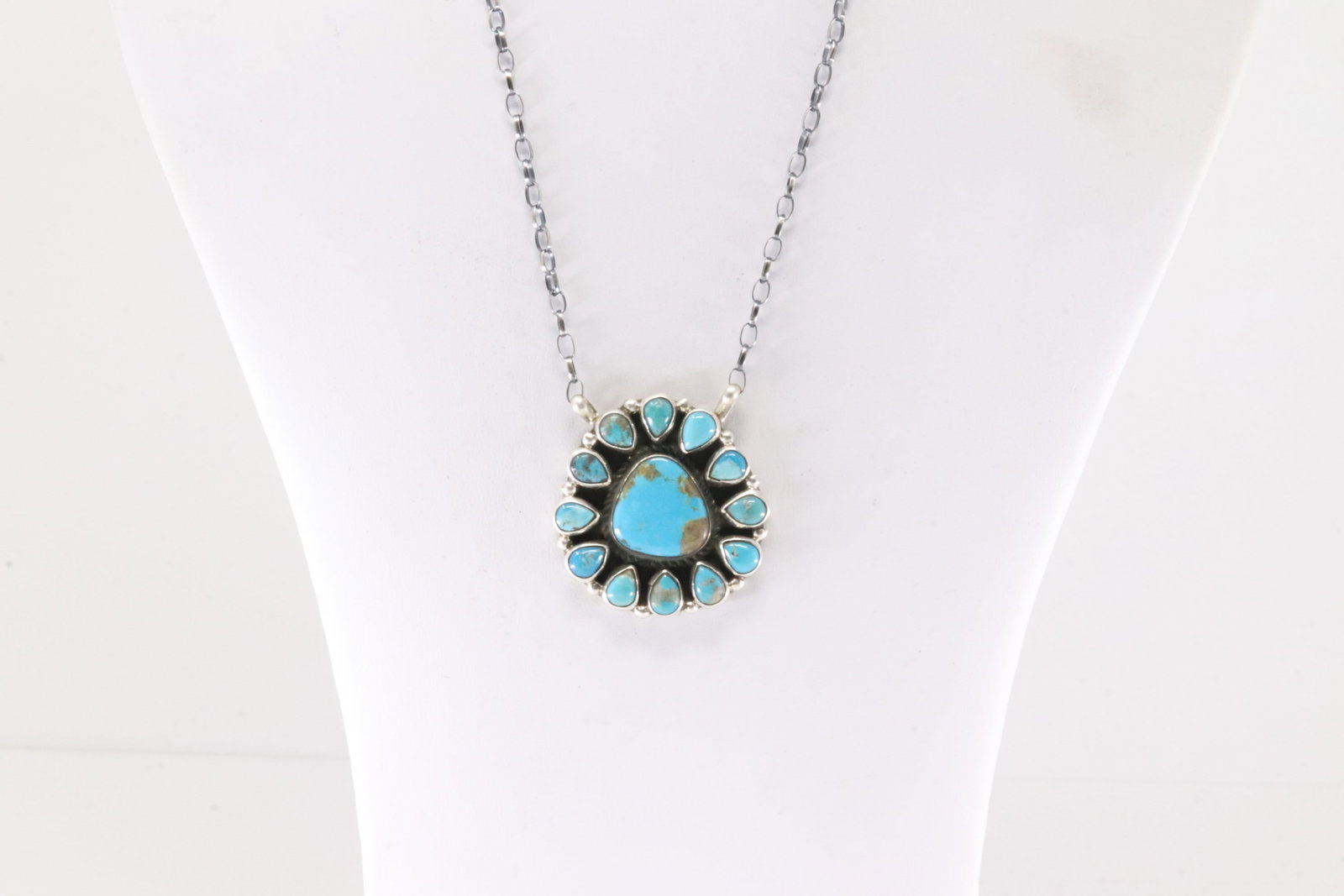 Native America Navajo Sterling Silver Kingman Turquoise Necklace By Geraldine James.: This is a Native America Navajo Sterling Silver Kingman Turquoise Necklace By Geraldine James. Necklace length: 18.00"