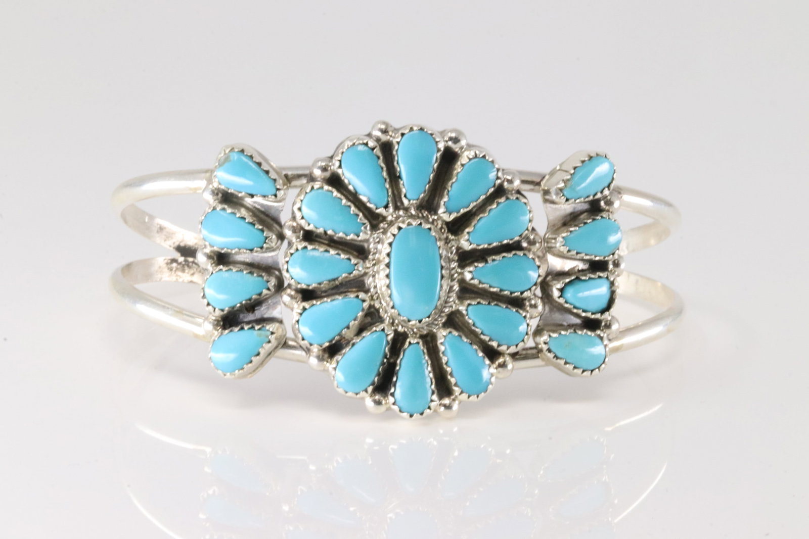 Native America Navajo Sterling Silver Kingman Turquoise Bracelet Cuff By Alicia Wilson.: This is a Native America Navajo Sterling Silver Kingman Turquoise Bracelet Cuff By Alicia Wilson.