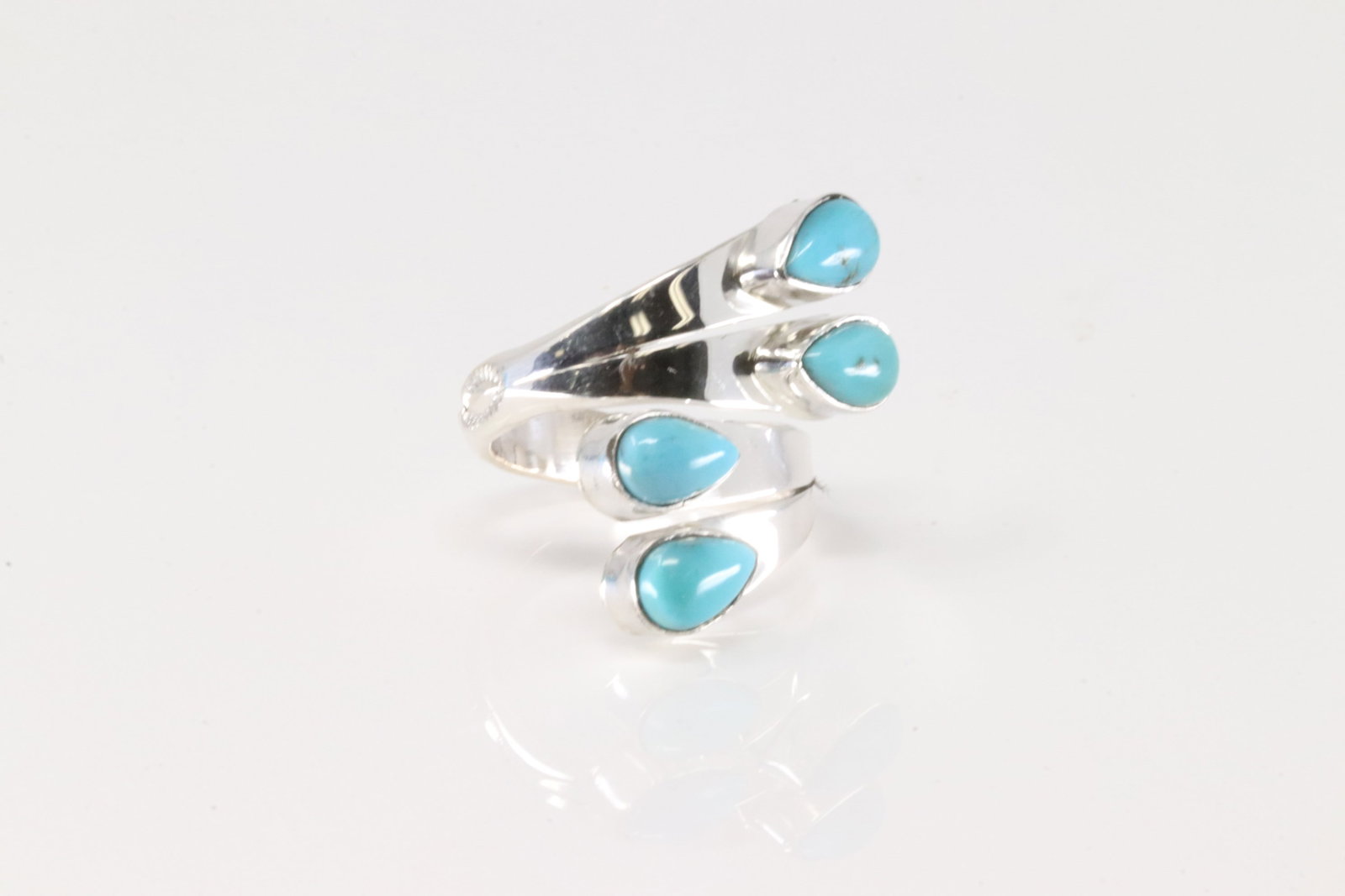 Native America Navajo Sterling Silver Turquoise Ring By Thomas Yazzie.: This is a Native America Navajo Sterling Silver Turquoise Ring By Thomas Yazzie. Ring size: 7.00.