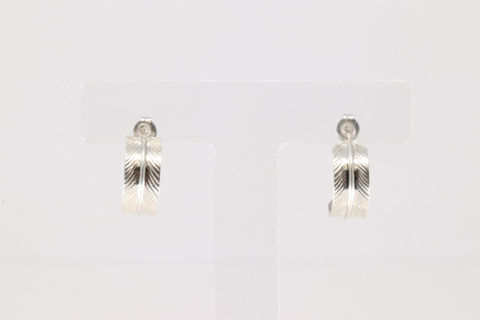 Native America Navajo Sterling Silver Feather Hoop Earring's By Aaron Davis.: This is a Native America Navajo Sterling Silver Feather Hoop Earring's By Aaron Davis.