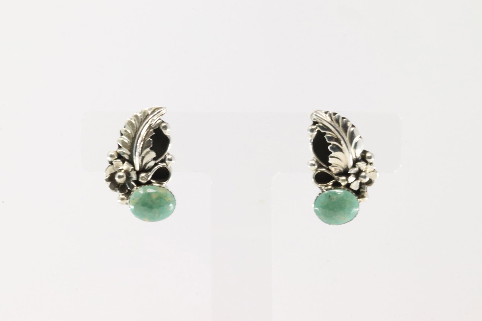 Native America Navajo Sterling Silver Turquoise Leaf Post Earring's By Gilbert Smith.: This is a Native America Navajo Sterling Silver Turquoise Leaf Post Earring's By Gilbert Smith.