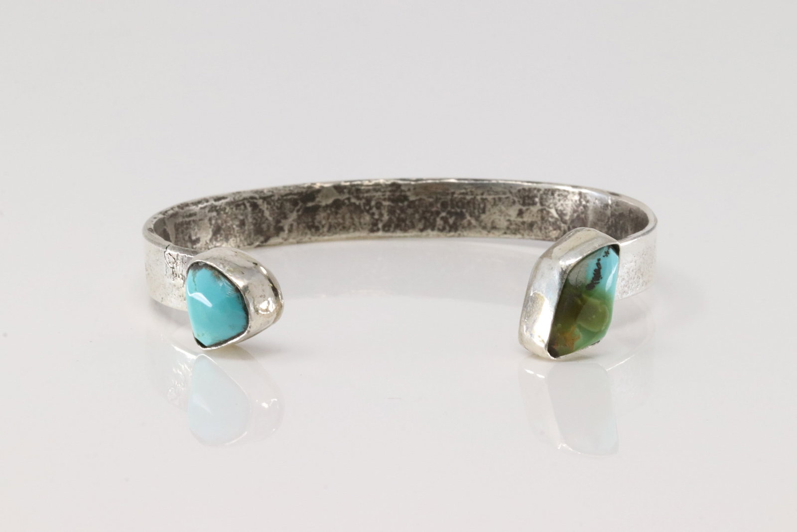 Native America Zuni Sterling Silver Kingman Turquoise Bracelet Cuff By Jude Candelaria.: This is a Native America Zuni Sterling Silver Kingman TurquoiseBracelet Cuff By Jude Candelaria.