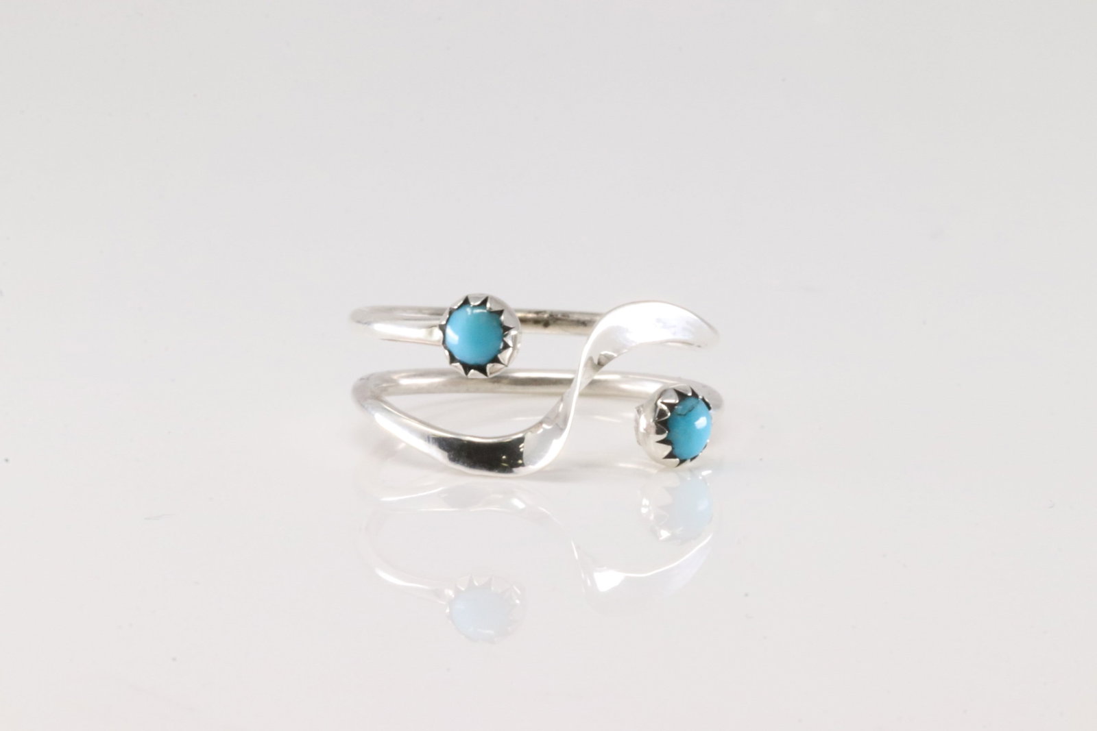 Native America Navajo Sterling Silver Turquoise Ring By Gerald & Yolanda Skeets.: This is a Native America Navajo Sterling Silver Turquoise Ring By Gerald & Yolanda Skeets. 9.50.