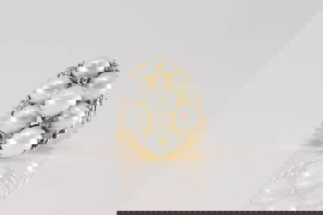 Pearl & Diamond Ring 14Kt.: Ladies 14Kt Yellow Gold Pearl & Diamond Ring. This elegant ring has 7 pearls with 8 sparkling diamonds. Ring size: 3.25. Total weight: 9.00 Grams.