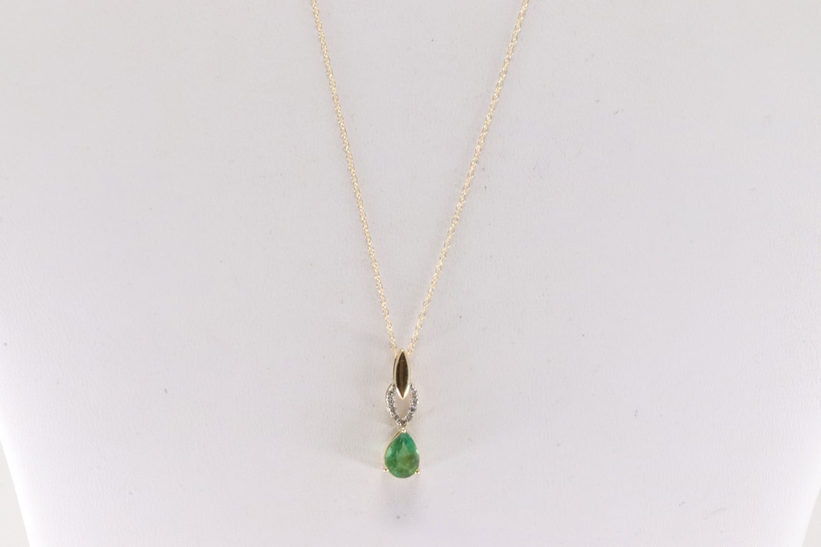 Emerald & Diamond Pendant / Necklace 10Kt. (1 of 3)