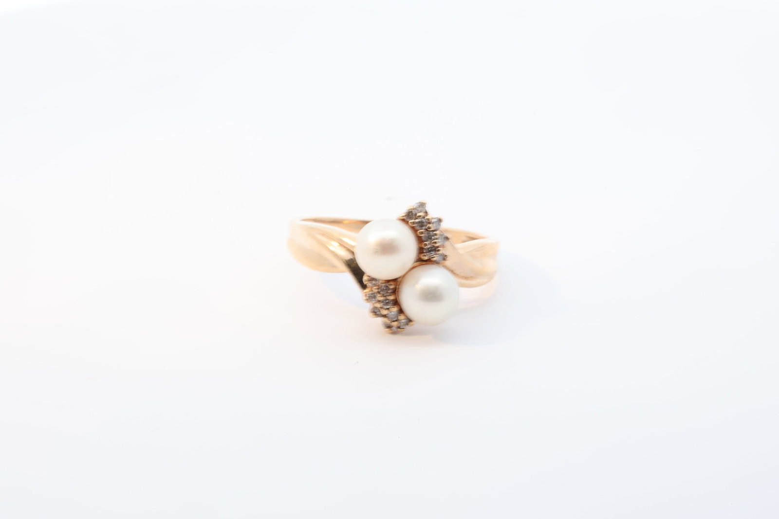 Pearl & Diamond Ring 10Kt.: Ladies 10Kt Yellow Gold Pearl & Diamond Ring. Ring has 2 Pearl's with 16 Diamonds. Ring size: 10.50. Total weight: 4.20 Grams.