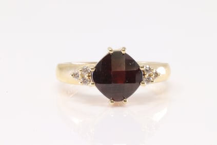 Garnet & Diamond Ring 14Kt.