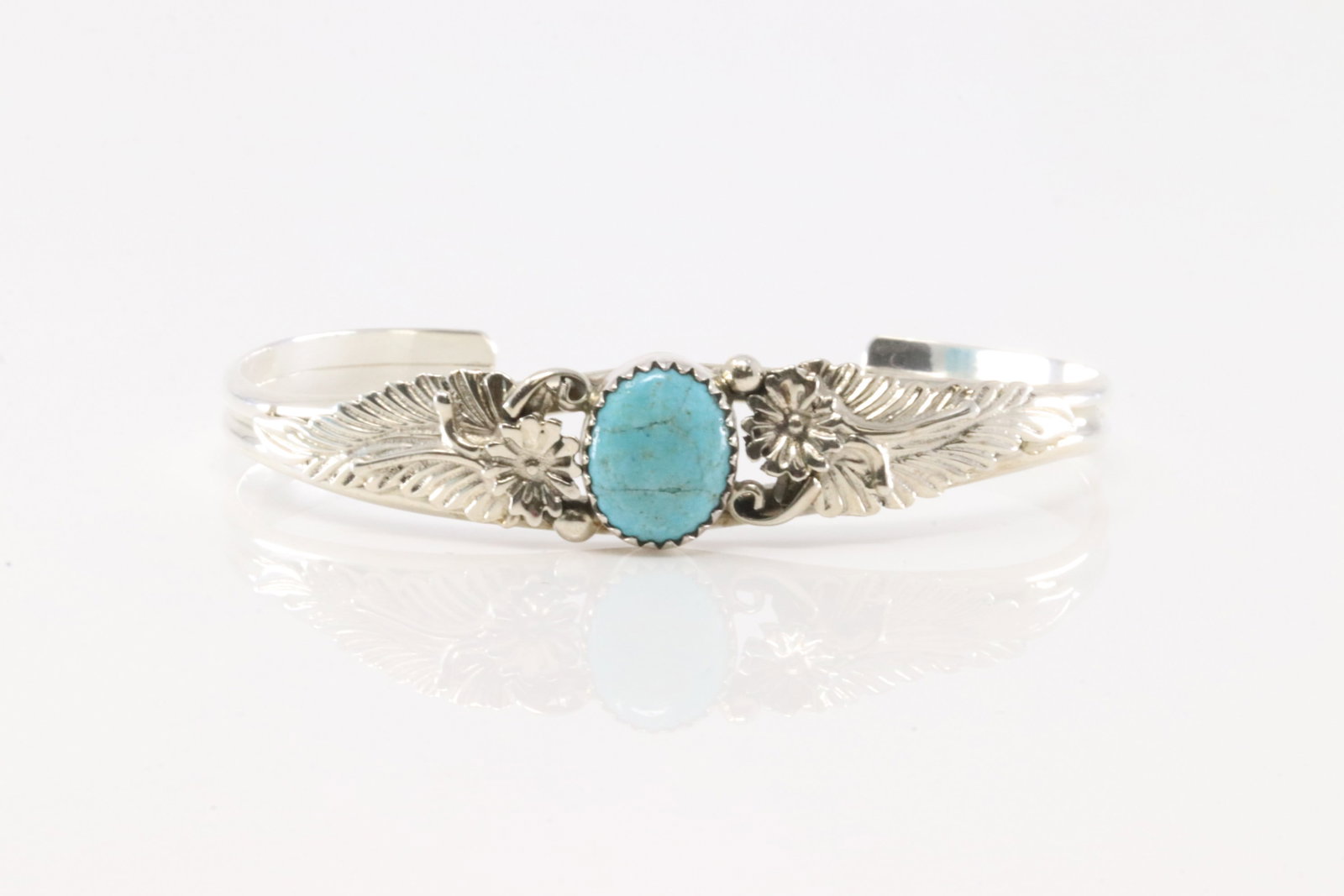 Native America Navajo Sterling Silver Turquoise Bracelet cuff By Alice R.Saunders.: This is a Native America Navajo Sterling Silver Turquoise Bracelet cuff By Alice R.Saunders.