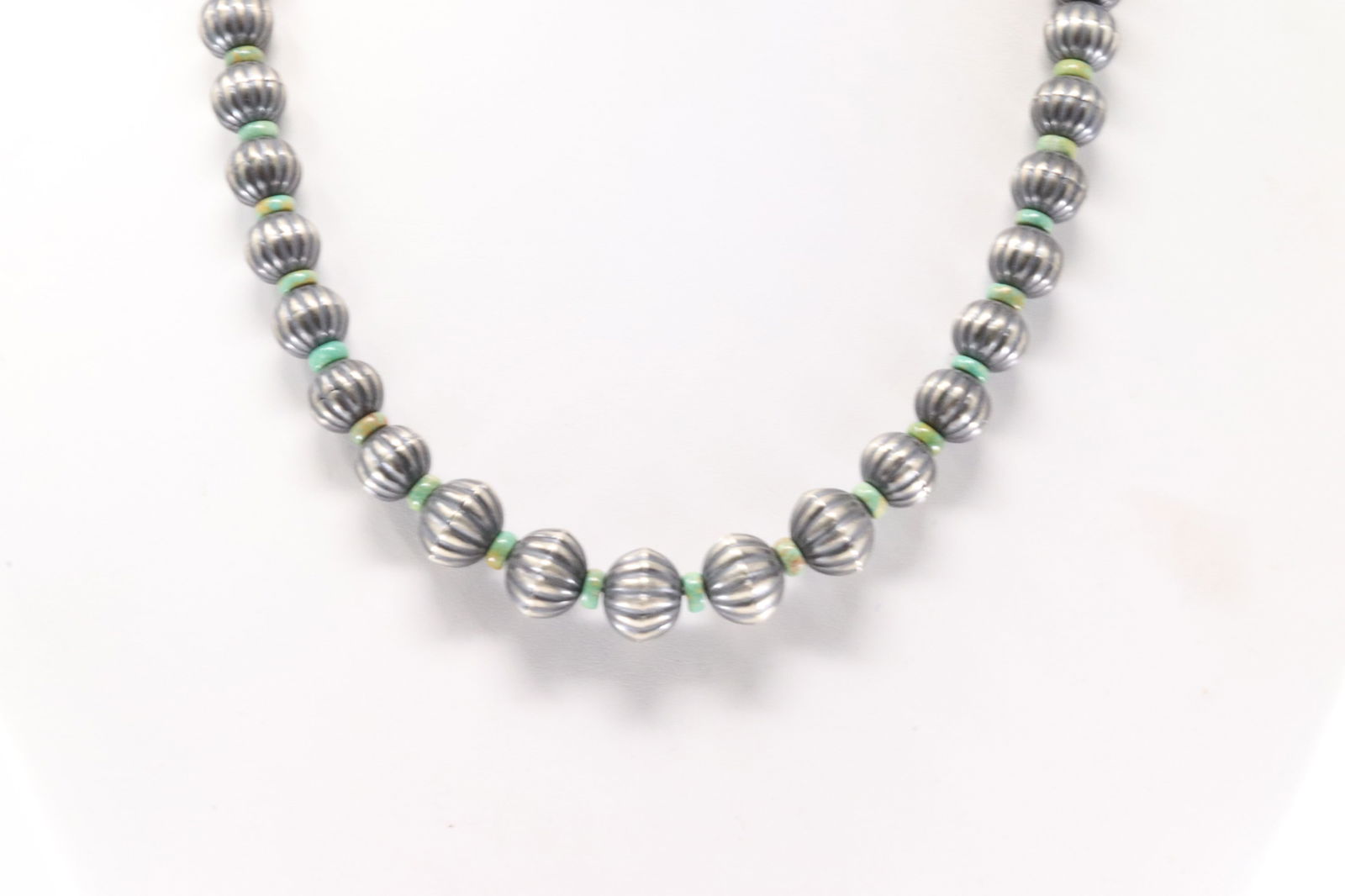 Native America Navajo Sterling Silver Turquoise / Peral Beaded Necklace.: This is a Native America Navajo Sterling Silver Turquoise / Peral Beaded Necklace. Necklace length: 16.00"