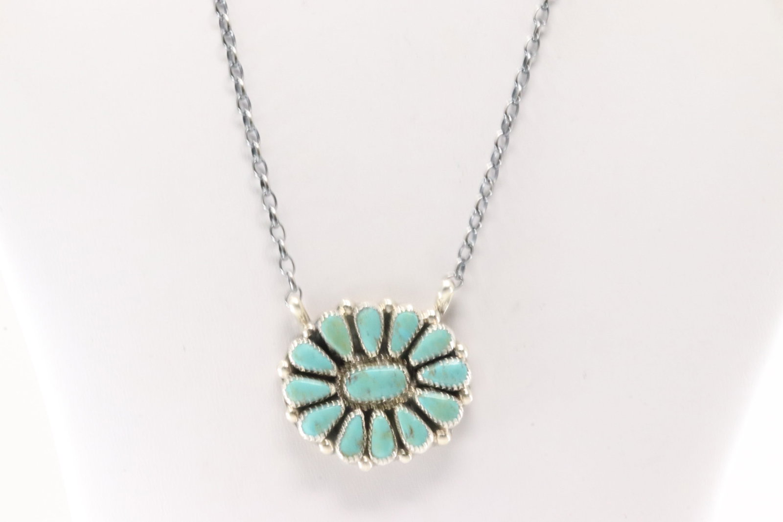 Native America Navajo Sterling Silver Kingman Turquoise Necklace By Alicia Wilson.: This is a Native America Navajo Sterling Silver Kingman Turquoise Necklace By Alicia Wilson. Necklace length: 18.00'