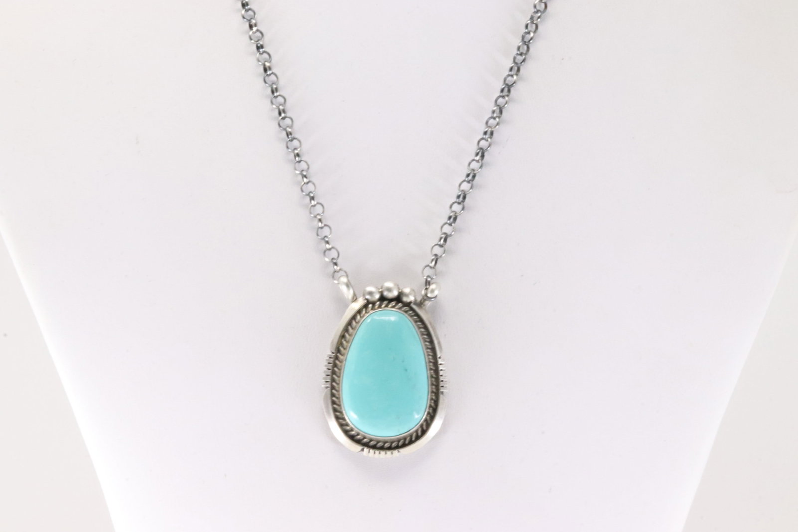 Native America Navajo Sterling Silver Kingman Turquoise Necklace By Alfred Martinez.: This is a Native America Navajo Sterling Silver Kingman Turquoise Necklace By Alfred Martinez. Necklace length: 16.00"