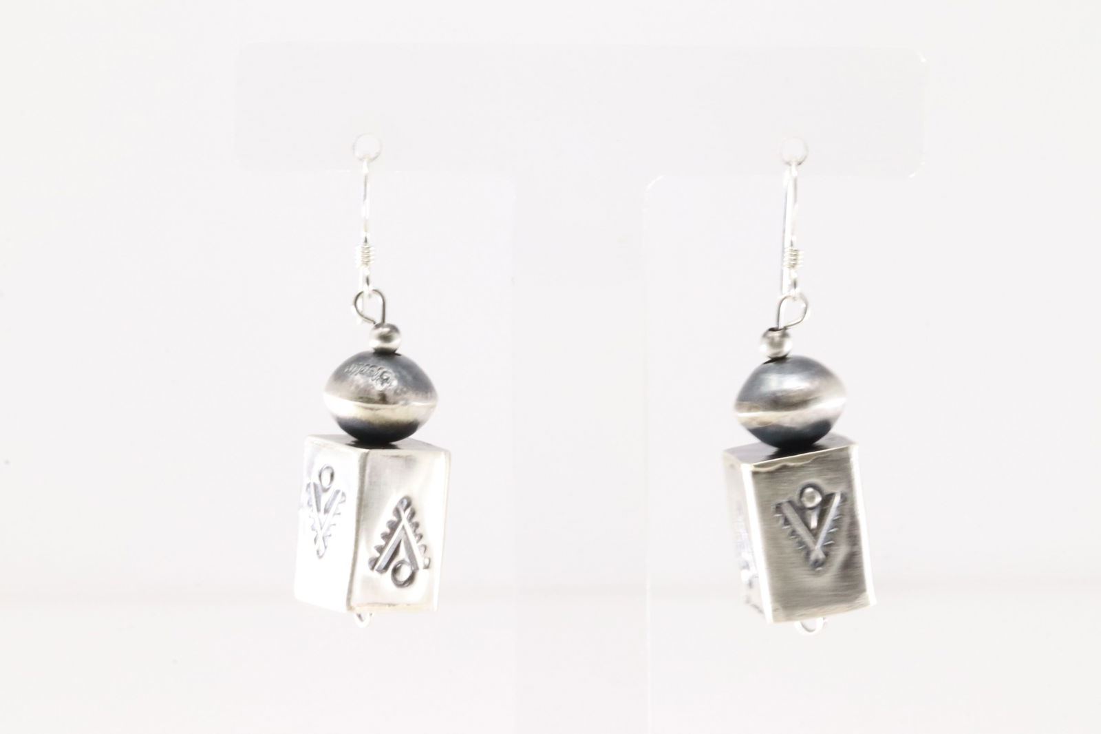 Native America Navajo Sterling Silver Pearl Beaded Dangling Earring's By Shelby Montoya.: This is a Native America Navajo Sterling Silver Pearl Beaded Dangling Earring's By Shelby Montoya.