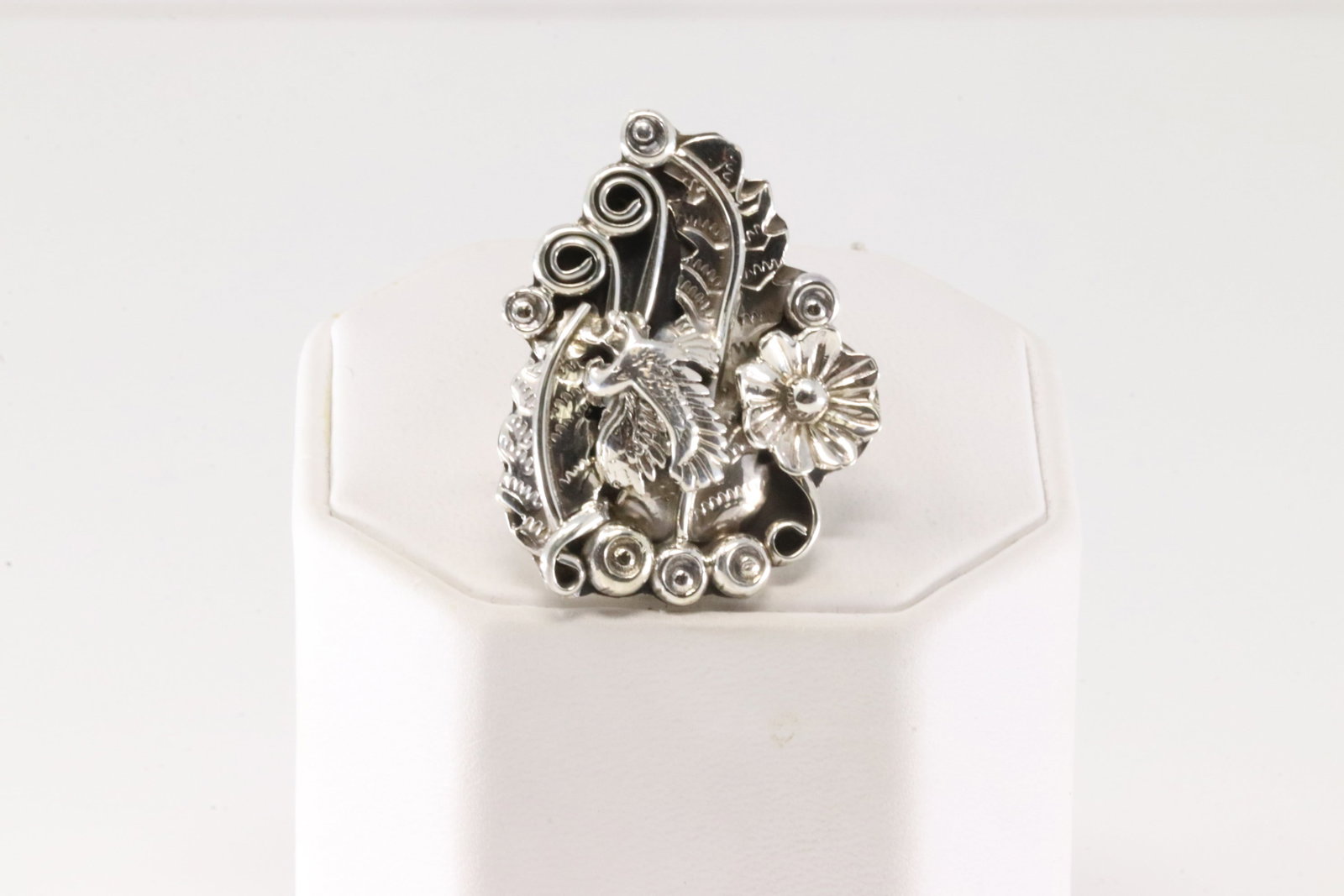 Native America Navajo Sterling Silver Floral Ring By Harry B.Yazzie.: This is a Native America Navajo Sterling Silver Floral Ring By Harry B.Yazzie. Ring size: 7.00.