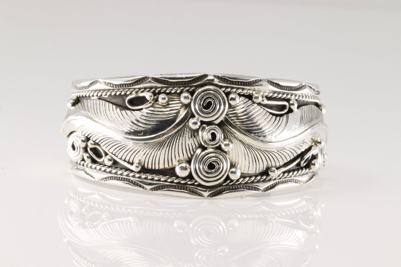 Native America Navajo Sterling Silver Solid Bracelet Leaf Cuff By Darrell Morgan. (1 of 4)