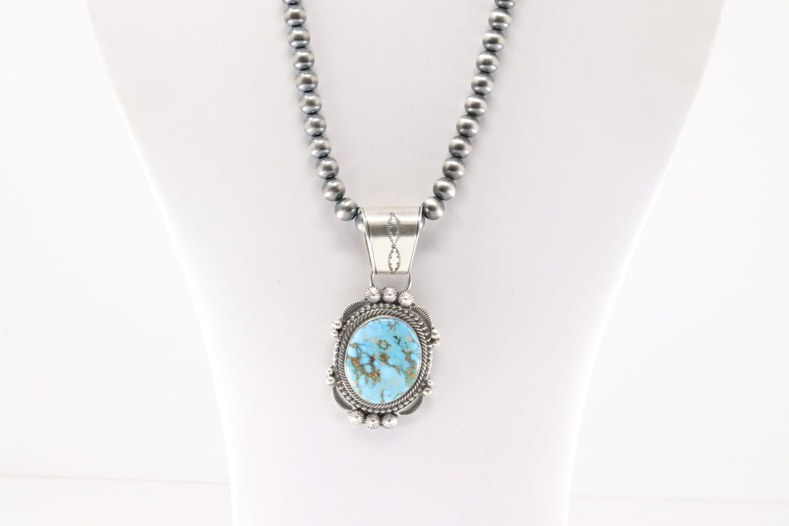 Native America Navajo Sterling Silver Kingman Turquoise Necklace By Tom Lewis.: This is a Native America Navajo Sterling Silver Kingman Turquoise Necklace By Tom Lewis. Necklace length: 18.00"