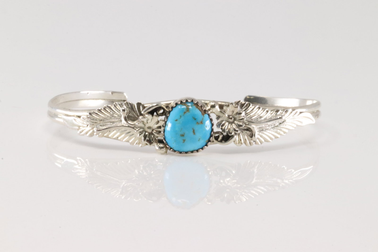Native America Navajo Sterling Silver Turquoise Bracelet Cuff By Alice R.Saunders.: This is a Native America Navajo Sterling Silver Turquoise Bracelet Cuff By Alice R.Saunders.