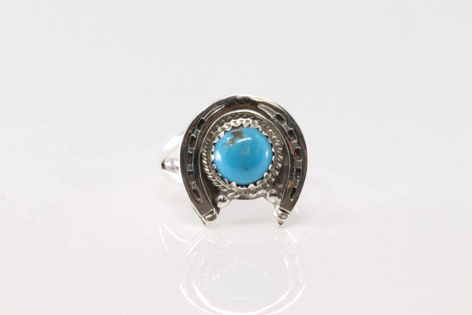Native America Navajo Sterling Silver Turquoise Naja Ring By Alice Rose Saunders.: This is a Native America Navajo Sterling Silver Turquoise Naja Ring By Alice Rose Saunders. Ring size: 7.75.