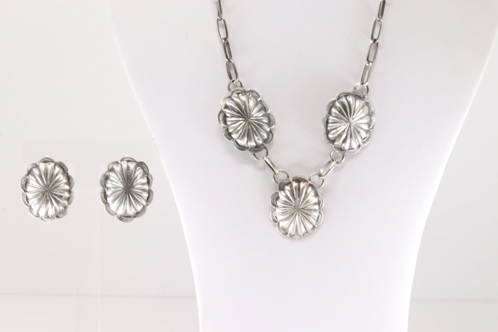 Native America Navajo Sterling Silver Conch Necklace & Earring's Set By Joan Begay.: This is a Native America Navajo Sterling Silver Conch Necklace & Earring's Set By Joan Begay. Necklace length: 18.00"