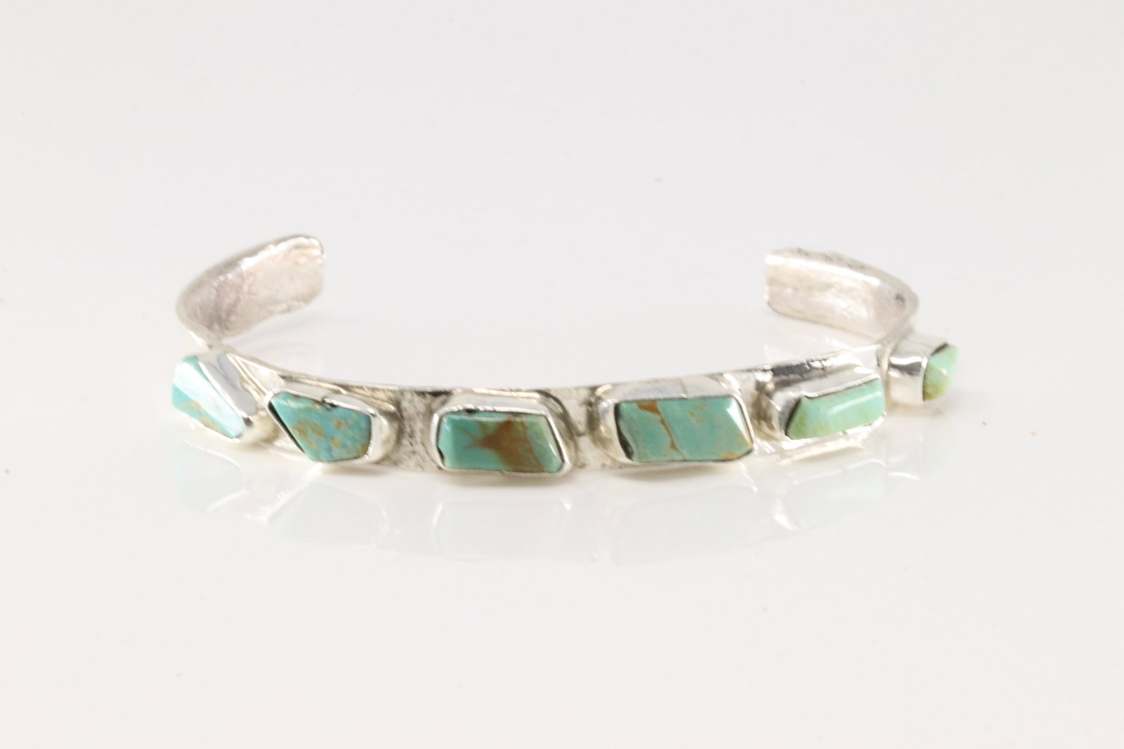 Native America Zuni Sterling Silver Kingman Turquoise Bracelet Cuff By Jude Candelaria.: This is a Native America Zuni Sterling Silver Kingman Turquoise Bracelet Cuff By Jude Candelaria.