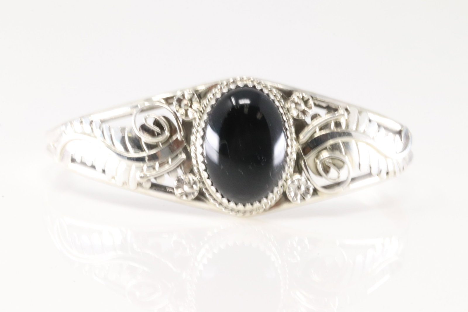Native America Navajo Sterling Silver Black Onyx Bracelet Cuff By Y.: This is a Native America Navajo Sterling Silver Black Onyx Bracelet Cuff By Y.