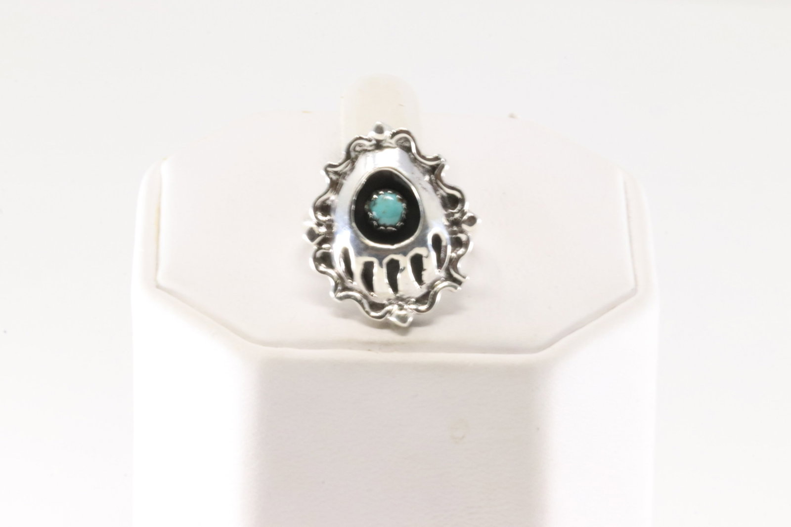 Native America Navajo Sterling Silver Bear Paw Turquoise Ring By Betty Hawthorne.: This is a Native America Navajo Sterling Silver Bear Paw Turquoise Ring By Betty Hawthorne. Ring size: 6.00.
