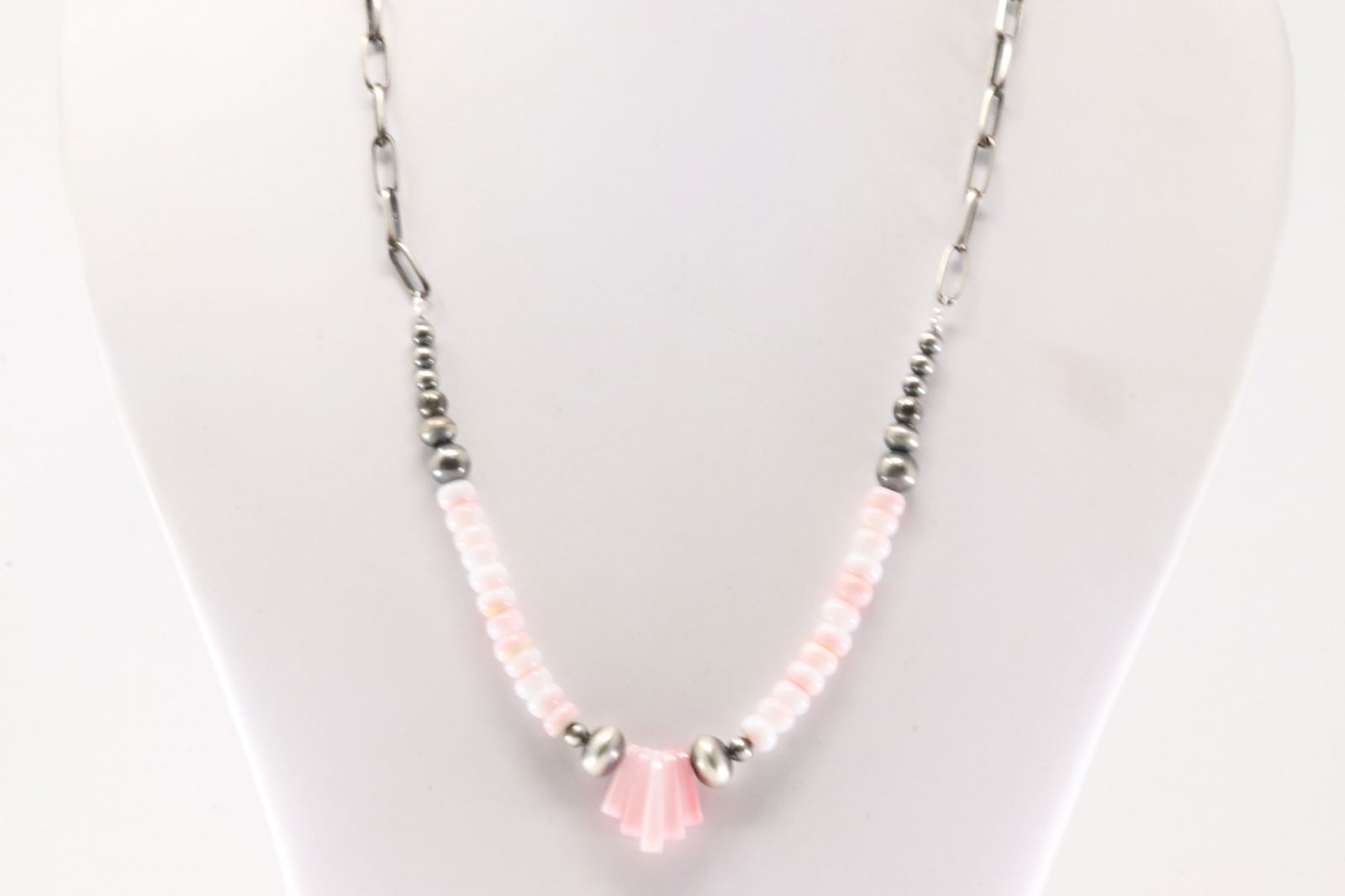 Native America Navajo Sterling Silver Pink Conch Shell Necklace. (1 of 3)