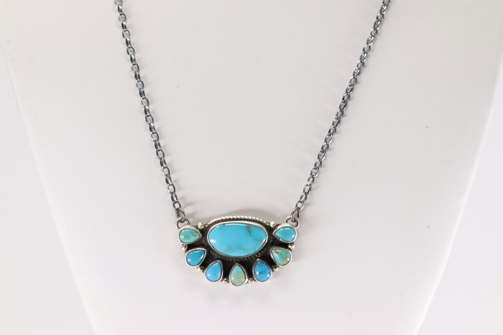 Native America Navajo Sterling Silver Kingman Turquoise Necklace By Geraldine James.: This is a Native America Navajo Sterling Silver Kingman Turquoise Necklace By Geraldine James. Necklace length: 18.00"